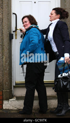 Susan Boyle vor ihrem Haus in Blackburn, West Lothian. Die Sängerin kehrte nach Hause zurück, um einen Eindringling in ihrem Haus zu finden, nachdem sie am Dienstagabend aus London zurückgekehrt war, wo sie mitgeholfen hatte, die Single Helping Haiti aufzunehmen. DRÜCKEN Sie VERBANDSFOTO. Bilddatum: Mittwoch, 27. Januar 2010. Die Polizei nahm einen Mann in Verbindung mit dem Vorfall fest, aber er wurde später freigelassen. Siehe PA Geschichte POLIZEI Boyle. Bildnachweis sollte lauten: Andrew Milligan / PA Wire Stockfoto