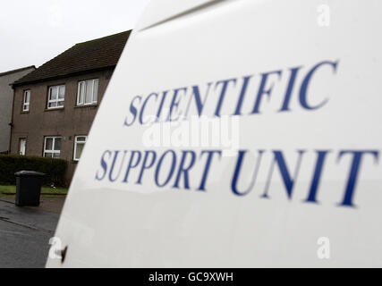 Ein Fahrzeug der Lothian and Borders Police Scientific Support Unit vor dem Haus von Susan Boyle in Blackburn, West Lothian. Die Sängerin kehrte nach Hause zurück, um einen Eindringling in ihrem Haus zu finden, nachdem sie am Dienstagabend aus London zurückgekehrt war, wo sie bei der Aufnahme der Single „Helping Haiti“ mitgeholfen hatte. Stockfoto