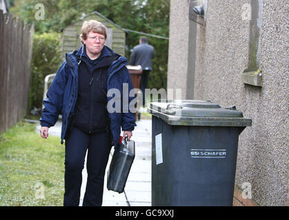 Eine Frau aus der Lothian and Borders Police Scientific Support Unit (Name nicht bekannt) in Susan Boyles Haus in Blackburn, West Lothian. Die Sängerin kehrte nach Hause zurück, um einen Eindringling in ihrem Haus zu finden, nachdem sie am Dienstagabend aus London zurückgekehrt war, wo sie mitgeholfen hatte, die Single Helping Haiti aufzunehmen. Stockfoto