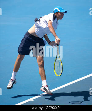 Der Großbritanniens Oliver Golding im Einsatz gegen den australischen James Duckworth während der Australian Open im Melbourne Park im Melbourne Park, Melbourne. Stockfoto