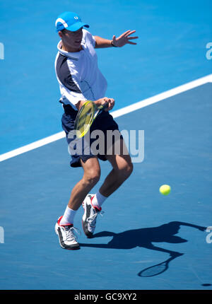 Der Großbritanniens Oliver Golding im Einsatz gegen den australischen James Duckworth während der Australian Open im Melbourne Park im Melbourne Park, Melbourne. Stockfoto