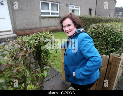 Susan Boyle vor ihrem Haus in Blackburn, West Lothian. Die Sängerin kehrte nach Hause zurück, um einen Eindringling in ihrem Haus zu finden, nachdem sie am Dienstagabend aus London zurückgekehrt war, wo sie bei der Aufnahme der Single „Helping Haiti“ mitgeholfen hatte. Stockfoto