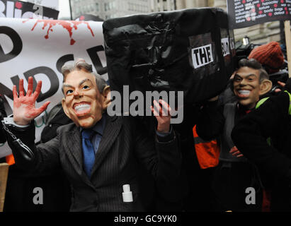 Demonstranten protestieren vor dem Queen Elizabeth Conference Center in London, wo der ehemalige Premierminister Tony Blair die Chilcott-Untersuchung belegen soll. Herr Blair kam früh zu seinem Auftritt bei der Irak-Untersuchung, als er sich darauf vorbereitete, befragt zu werden, warum er Großbritannien in den Krieg führte. Stockfoto