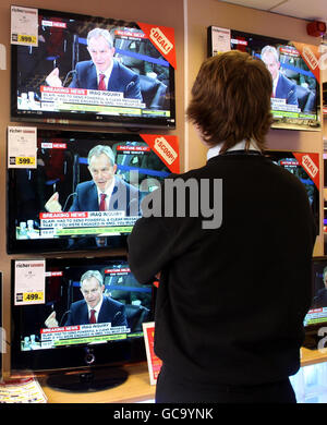 Tony Blairs lang ersehnter Auftritt vor der Iraq Inquiry wurde heute in den Weg gebracht und kann im Fernsehen in einem reicheren Klangeraden in Liverpool gesehen werden. Stockfoto