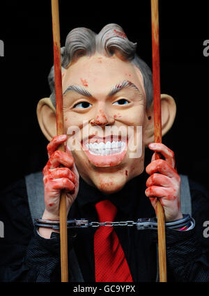 Ein Demonstrator trägt eine Tony Blair Maske vor dem Queen Elizabeth Center, wo heute der ehemalige Premierminister Tony Blair die Chilcot Iraq Inquiry, London, belegen wird. Stockfoto