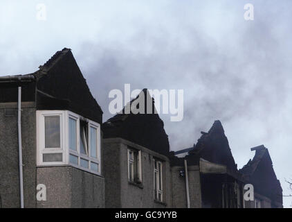 Rauch steigt auf, nachdem ein Feuer in einer Wohnung im obersten Stockwerk eines Saughton Mains Park, Edinburgh, ausgebrochen ist. Stockfoto