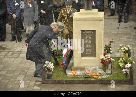 Der Prinz von Wales und die Herzogin von Cornwall legten während einer Gedenkfeier am Kriegsdenkmal in der High Street von Wootton Bassett, Wiltshire, einen Kranz während eines Besuchs in der Stadt nieder. Stockfoto