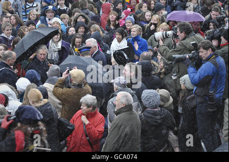 Der Prinz von Wales trifft die Menschenmassen auf der High Street von Wootton Bassett, Wiltshire, während eines Besuchs in der Stadt. Stockfoto