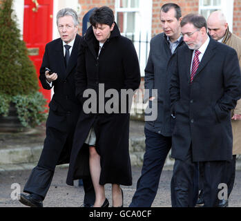 (Von links nach rechts) DUP-Anführer Peter Robinson, Arlene Foster, Edwin Poots und Nelson McCausland während einer Pause bei politischen Gesprächen im Hillsborough Castle, Belfast. Stockfoto