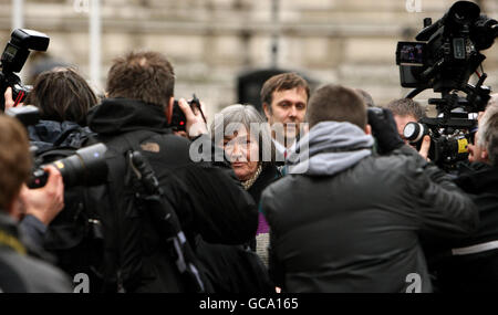 Die ehemalige Sekretärin für internationale Entwicklung, Clare Short, ist von Medienvertretern umgeben, als sie nach der Irakuntersuchung im Londoner Queen Elizabeth II-Konferenzzentrum geht. Stockfoto