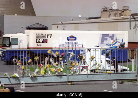 Nach dem Tod des Williams-Formel-1-Fahrers Ayrton Senna werden am Tor des Williams-Renault-Hauptquartiers in Didcot, Oxfordshire, Blumen gezollt. Stockfoto