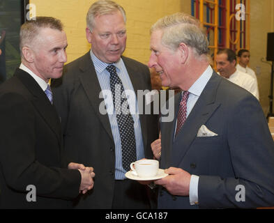 Der Prinz von Wales mit Gary Rhodes, während er und die Herzogin von Cornwall an der Einführung des Programms „Chefs Adopt A School“ an der St. George's Primary School in Mayfair, London, teilnehmen. Stockfoto