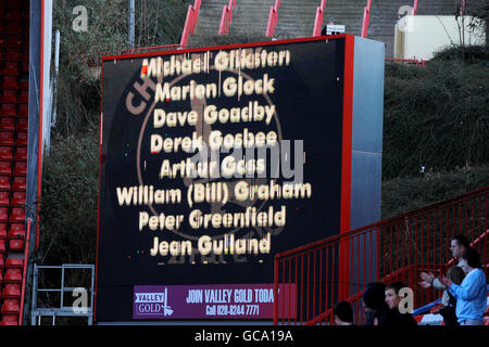 Die Namen von Charlton Athletic Fans, die ihr Leben verloren haben In 2009 werden auf der großen Leinwand gezeigt Stockfoto