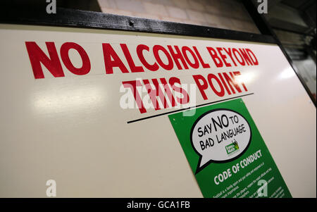 Allgemeiner Blick auf ein Schild am Park, auf dem Nein steht Alkohol über diesen Punkt hinaus Stockfoto