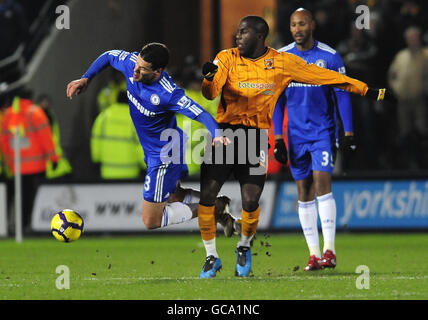 Fußball - Barclays Premier League - Hull City gegen Chelsea - KC Stadium. Chelseas Michael Ballack und Jozy Altidore von Hull City während des Spiels der Barclays Premier League im KC Stadium, Hull. Stockfoto