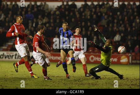 Charlton Athletic's Deon Burton verpasst es einfach, als er den Ball weit von der Post und vorbei an Walsall-Torwart Clayton Ince während des Coca-Cola Football League One-Spiels im Banks Stadium, Walsall, schneidet. Stockfoto