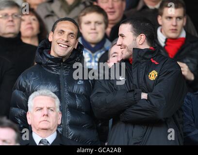 Fußball - Barclays Premier League - Manchester United / Portsmouth - Old Trafford. Rio Ferdinand von Manchester United (links) und John O'Shea in den Tribünen vor dem Anpfiff Stockfoto