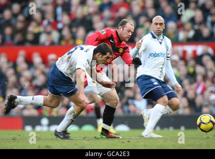 Fußball - Barclays Premier League - Manchester United / Portsmouth - Old Trafford. Wayne Rooney von Manchester United (Mitte) kämpft gegen Tal Ben-Haim von Portsmouth (links) Stockfoto