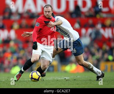 Fußball - Barclays Premier League - Manchester United / Portsmouth - Old Trafford. Tal Ben-Haim von Portsmouth (rechts) und Wayne Rooney von Manchester United kämpfen um den Ball Stockfoto