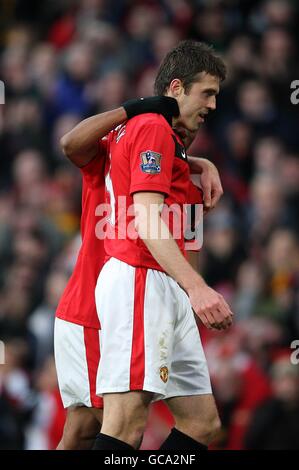 Michael Carrick von Manchester United wird von Teamkollege Luis Nani gratuliert, nachdem Richard Hughes von Portsmouth (nicht abgebildet) ein eigenes Tor für den dritten Treffer des Spiels erzielt hat Stockfoto