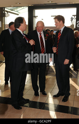 Prinz Harry (rechts), neu ernannter Vizepatron von Englands Rugby Football Union (RFU), kommt zu einem Empfang und Mittagessen im Twickenham Stadium vor dem RBS 6 Nations Match zwischen England und Wales. Stockfoto