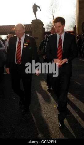 Prinz Harry (rechts), neu ernannter Vizepatron von Englands Rugby Football Union (RFU), kommt zu einem Empfang und Mittagessen im Twickenham Stadium vor dem RBS 6 Nations Match zwischen England und Wales. Stockfoto