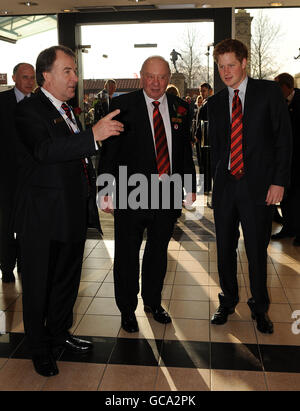 Prinz Harry (rechts), neu ernannter Vizepatron von Englands Rugby Football Union (RFU), kommt zu einem Empfang und Mittagessen im Twickenham Stadium vor dem RBS 6 Nations Match zwischen England und Wales. Stockfoto