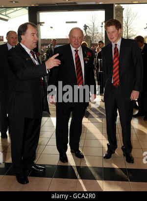 Prinz Harry (rechts), neu ernannter Vizepatron von Englands Rugby Football Union (RFU), kommt zu einem Empfang und Mittagessen im Twickenham Stadium vor dem RBS 6 Nations Match zwischen England und Wales. Stockfoto