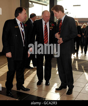 Prinz Harry (rechts), neu ernannter Vizepatron von Englands Rugby Football Union (RFU), kommt zu einem Empfang und Mittagessen im Twickenham Stadium vor dem RBS 6 Nations Match zwischen England und Wales. Stockfoto