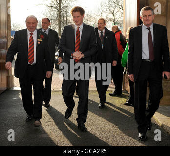 Prinz Harry (Mitte), neu ernannter Vizepatron von Englands Rugby Football Union (RFU), kommt zu einem Empfang und Mittagessen im Twickenham Stadium vor dem RBS 6 Nations Match zwischen England und Wales. Stockfoto