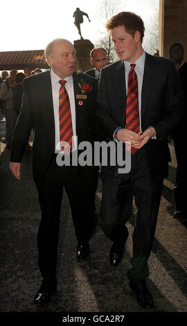 Prinz Harry (rechts), neu ernannter Vizepatron von Englands Rugby Football Union (RFU), kommt zu einem Empfang und Mittagessen im Twickenham Stadium vor dem RBS 6 Nations Match zwischen England und Wales. Stockfoto