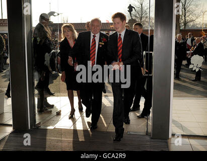 Prinz Harry (rechts), neu ernannter Vizepatron von Englands Rugby Football Union (RFU), kommt zu einem Empfang und Mittagessen im Twickenham Stadium vor dem RBS 6 Nations Match zwischen England und Wales. Stockfoto