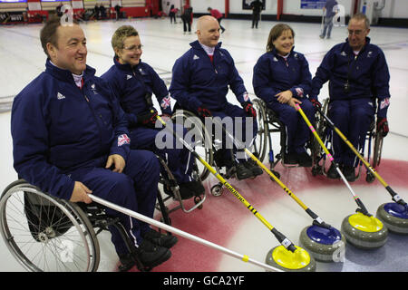 Das ParalympicsGB Curling Team (von links nach rechts) Tom Killin, Angie Malone, Michael McCreadie, Aileen Neilson und Jim Sellar auf der Murrayfield Ice Rink Edinburgh. Stockfoto