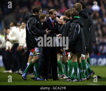 Rugby Union - RBS 6 Nations Championship 2010 - England gegen Wales - Twickenham. Prinz William wird dem walisischen Team vor dem RBS 6 Nations-Spiel in Twickenham, London, vorgestellt. Stockfoto