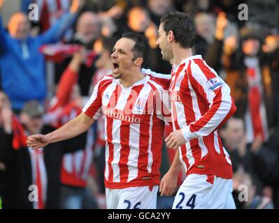 Matthew Etherington von Stoke City (links) feiert den dritten Platz seiner Seite Ziel des Spiels mit Teamkollege Rory Delap Stockfoto