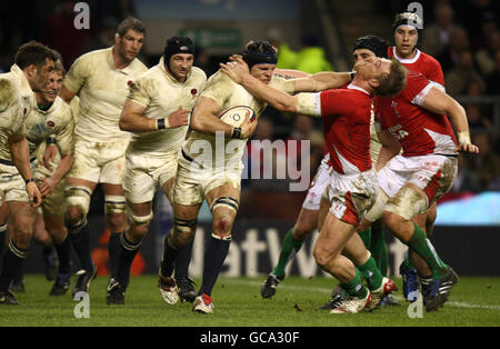 Der Engländer James Haskell übergibt Wales' Andy Powell während des RBS 6 Nations-Spiels in Twickenham, London. Stockfoto