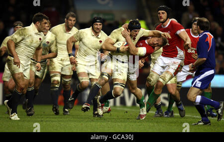 Rugby Union - RBS 6 Nations Championship 2010 - England gegen Wales - Twickenham. Der englische James Haskell wird vom walisischen Andy Powell während des RBS 6 Nations-Spiels in Twickenham, London, angegangen. Stockfoto