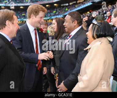 Prinz Harry (Mitte links), neu ernannter Vizepatron von Englands Rugby Football Union (RFU), trifft den privaten Derek Derenalagi vor dem RBS 6 Nations-Spiel zwischen England und Wales im Twickenham Stadium. Stockfoto