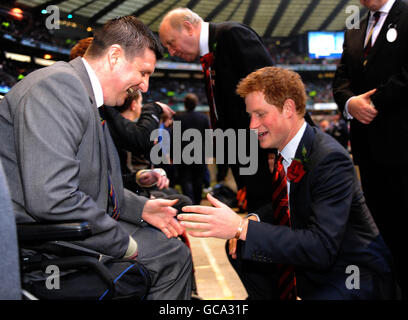 Prinz Harry (rechts), neu ernannter Vizepatron der englischen Rugby Football Union (RFU), trifft den 35-igen Sergeanten Paul Barrett von den Royal Marines vor dem RBS 6 Nations-Spiel zwischen England und Wales im Twickenham Stadium. Stockfoto