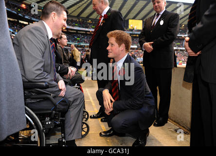 Prinz Harry (rechts), neu ernannter Vizepatron der englischen Rugby Football Union (RFU), trifft den 35-igen Sergeanten Paul Barrett von den Royal Marines vor dem RBS 6 Nations-Spiel zwischen England und Wales im Twickenham Stadium. Stockfoto