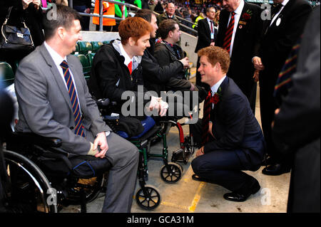 Prinz Harry (rechts), neu ernannter Vizepatron der englischen Rugby Football Union (RFU), trifft den Militärangehörigen Lance Corporal James Simpson (23) vor dem RBS 6 Nations Match zwischen England und Wales im Twickenham Stadium. Stockfoto