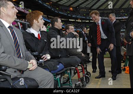 Prinz Harry (rechts), neu ernannter Vizepatron der englischen Rugby Football Union (RFU), trifft im Vorfeld des RBS 6 Nations-Spiels zwischen England und Wales im Twickenham Stadium auf verletzte Soldaten. Stockfoto