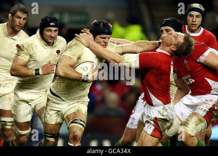 Der Engländer James Haskell übergibt Wales' Andy Powell während des RBS 6 Nations-Spiels in Twickenham, London. Stockfoto