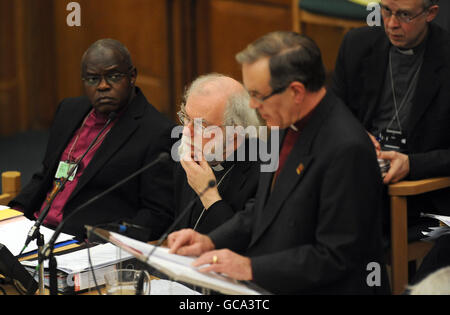 Der Erzbischof von York, Dr. John Sentamu, und der Erzbischof von Canterbury, Dr. Rowan Williams (Mitte), hören zu, während der RT Rev. Nigel McCulloch vor der Generalsynode im Church House, London, spricht. Stockfoto