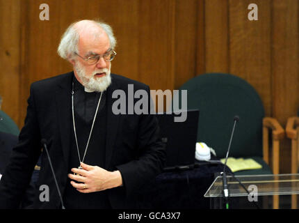 Der Erzbischof von Canterbury, Dr. Rowan Williams, spricht vor der Generalsynode im Church House, London. Stockfoto