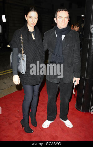 Food Inc Premiere - London. Mary McCartney und Simon Aboud kommen zur Premiere von Food Inc im Curzon Mayfair Kino in London. Stockfoto