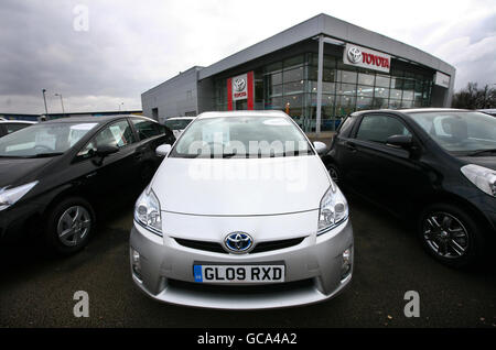 Ein Toyota Prius Hybridauto auf dem Vorplatz eines Toyota Händlers in Ashford, Kent. Stockfoto