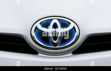 Das Abzeichen auf der Vorderseite eines neuen Toyota Prius bei einem Toyota Händler in Ashford, Kent. Stockfoto