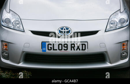 Ein Toyota Prius Hybridauto auf dem Vorplatz eines Toyota Händlers in Ashford, Kent. DRÜCKEN SIE VERBANDSFOTO. Bilddatum: Dienstag, 9. Februar 2010. Rund 8,500 Toyota Prius-Fahrzeuge sollen in Großbritannien wegen eines Bremsproblems zurückgerufen werden. Im Rahmen eines weltweiten Rückrufs von 400,000 Fahrzeugen betrifft der britische Rückruf die dritte Generation des Hybrid-Prius mit Elektrobenzin und Modelle, die vom letzten Sommer bis zum 27. Januar dieses Jahres hergestellt wurden. Siehe PA Story TRANSPORT Toyota. Das Foto sollte lauten: Gareth Fuller/PA Wire Stockfoto