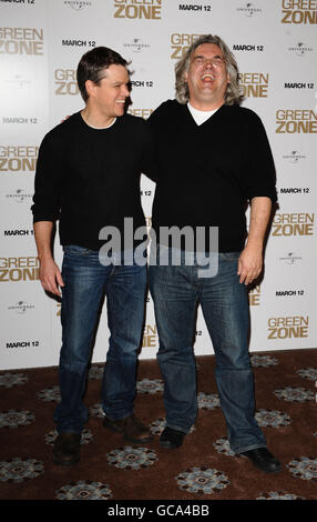 Matt Damon (links) und Paul Greengrass bei einer Fotocall, um ihren neuen Film Green Zone bei Claridges in London zu promoten. Stockfoto